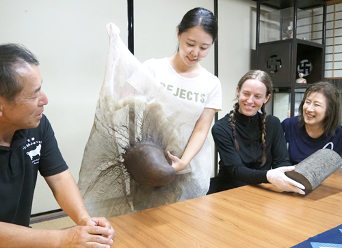 2人の女性現代美術作家、国の有形文化財「茂照庵」に滞在し活動　漆の新たな表現法探り