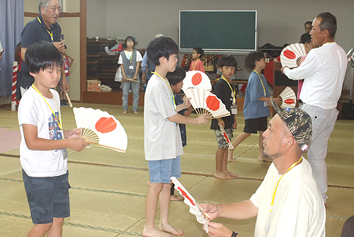 秋祭り奉納へ稽古重ねる　小中学生が練り込み踊り　今安地区の天照玉命神社