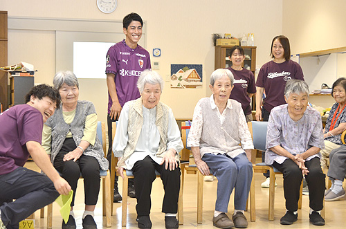 京都サンガアンバサダー　宮吉拓実さんが紫豊館で利用者と交流　リフティングで妙技披露