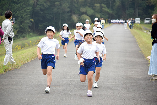 父母らの応援背に力走　大江小学校でランニングフェス