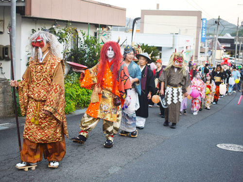 増殖した鬼たちが街中を練り歩く　大江山酒呑百鬼夜行