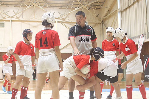 元ラグビー日本代表の五郎丸さんら、ラグビー学ぶ子ども達に熱血指導　アサヒビール企画で来福