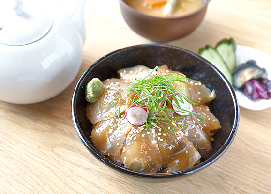 高浜漁港に水揚げされる新鮮な魚介を味わう　うみから食堂