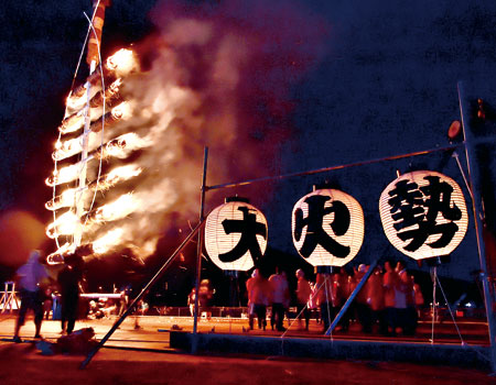 夏の夜空を赤々と染め　北近畿の火祭り