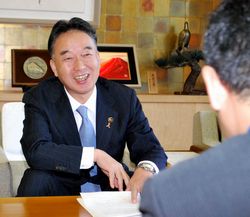 記者の質問に答える大橋市長