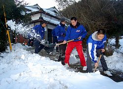 成美高野球部員が雪かき