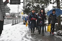 足元に注意しながら登校