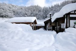 雪に覆われた雲原の活性化施設