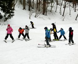 スキーを教わる児童
