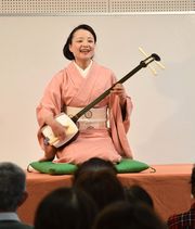 上方唄を聞かせる美希さん