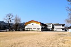 上六人部小学校