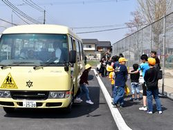 バスから降りる子どもたち