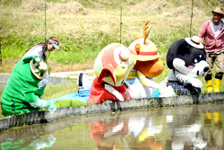 田植えをするゴーヤ先生