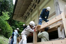 回廊の修復をする高技専の訓練生ら