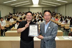 杉本さん（左）と大橋市長