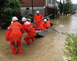 住民を救出する消防団員