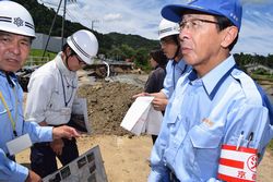 現場を視察する西脇知事