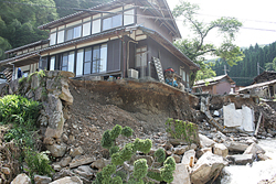 地面がえぐられた水本さん宅