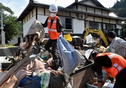 災害ごみを回収する京丹後市職員