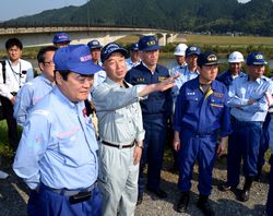 説明を受ける牧野副大臣