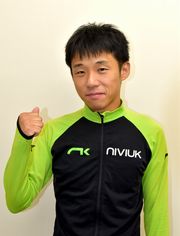 パラグライディング競技に出場する岩崎さん