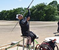 やり投げの練習に励む大槻さん