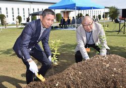 植樹をする石田社長（左）と日置理事長