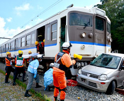 両丹日日新聞 列車と自動車ぶつけて事故訓練 ｊｒ福知山