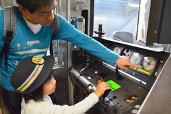 運転台で運転士気分