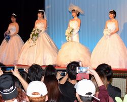 両丹日日新聞 ファッションショーで青春の1ページ 淑徳祭