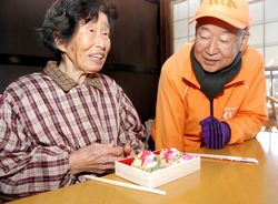 味見する横川さんと、横で見守る塩見さん