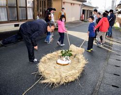 大わらじに地区の人がお供え