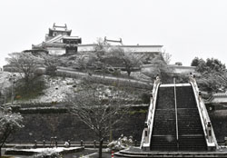 雪化粧した福知山城